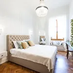 Historic Luxe Lejlighed