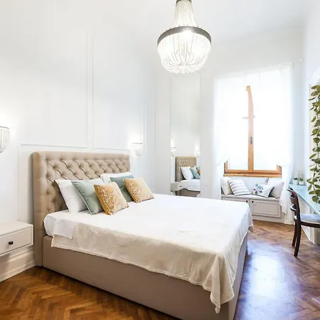 Historic Luxe Apartament