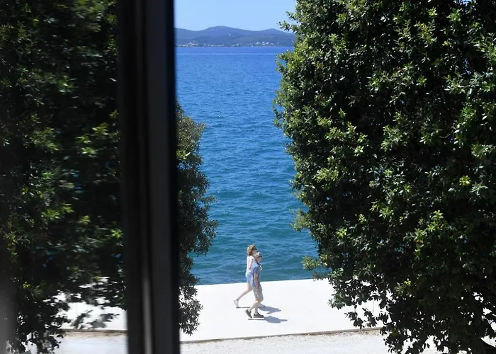 Historic Luxe Apartment *